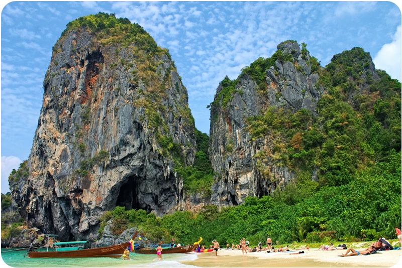 Koh Nang Yuan - Discover this stunning island paradise with its dramatic cliffs, pristine beaches, and vibrant coral reefs. a perfect place to visit in Thailand.