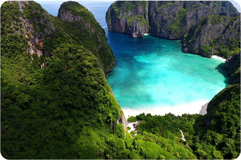 The stunning Maya Bay in Thailand with its turquoise water and dramatic cliffs, a must-visit place in Thailand for its natural beauty.