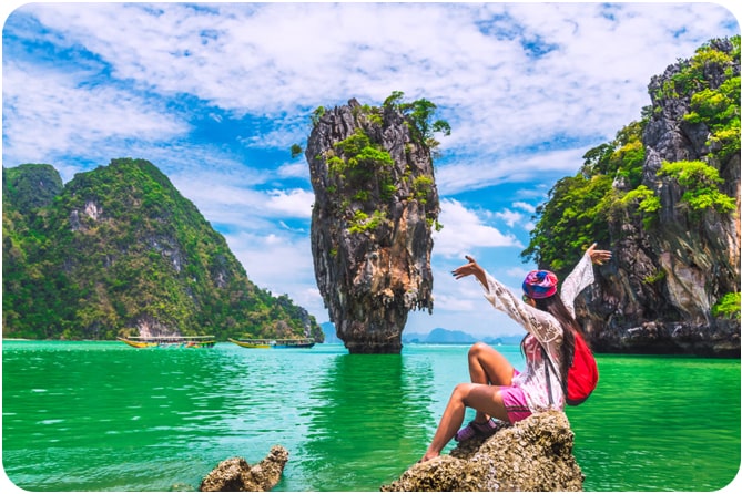 Phi Phi Islands: A must-visit destination in Thailand for its breathtaking natural beauty.